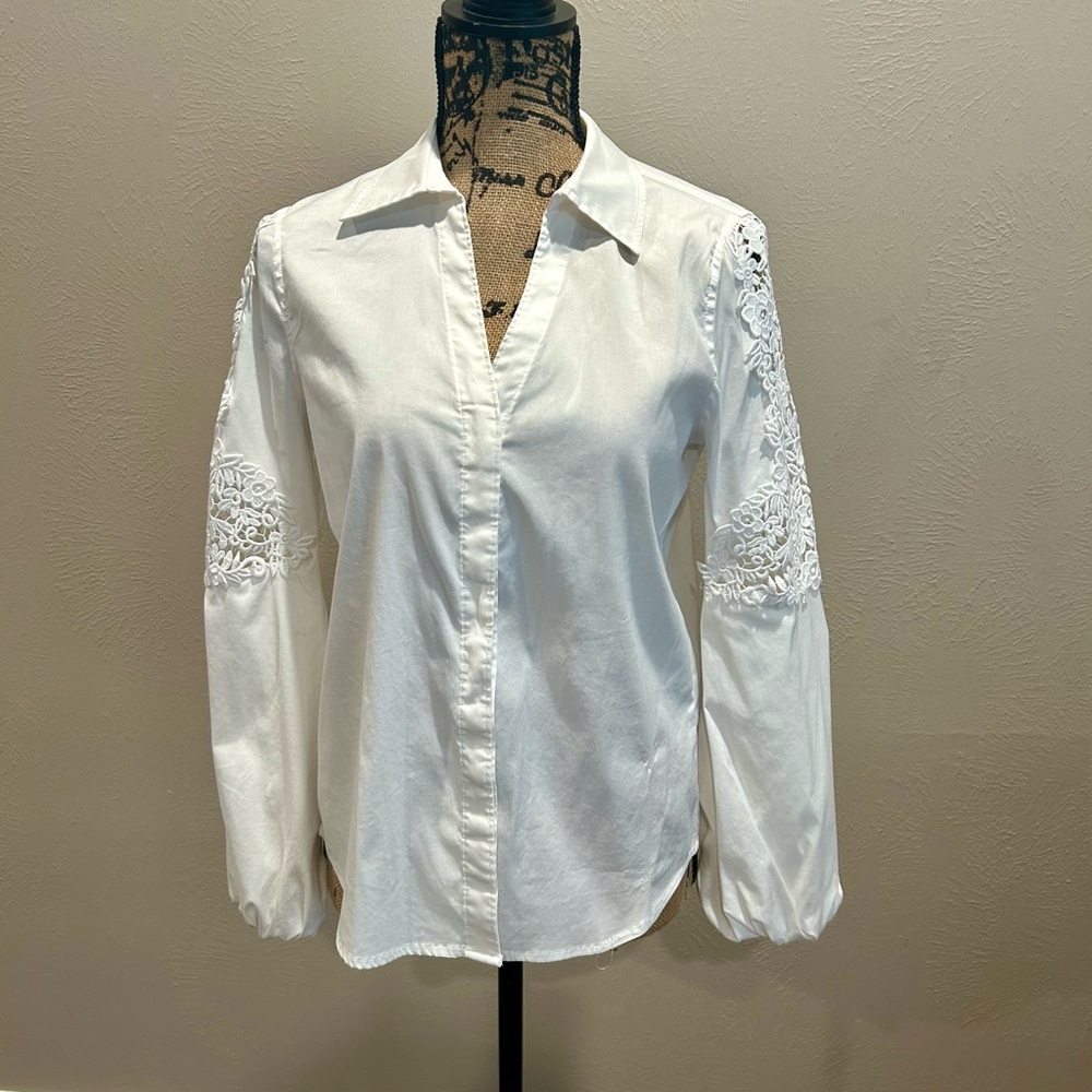 White House Black Market Elegant White Blouse with lace detail sleeves. Sz 2